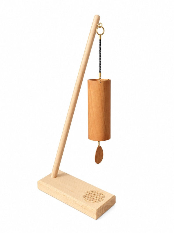 Carillon Koshi River en merisier sur le support Fleur de vie, fond blanc
