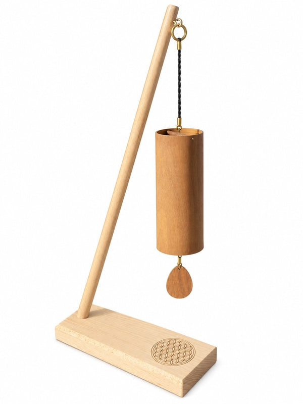 Carillon Koshi Mountain en noyer sur le support Fleur de vie, fond blanc